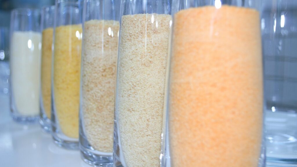 Vasos con pan rallado sin gluten de distintas granulometrías y colores