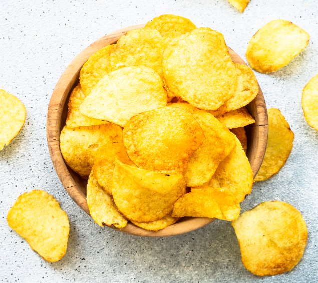 Cuenco de madera lleno de patatas fritas onduladas